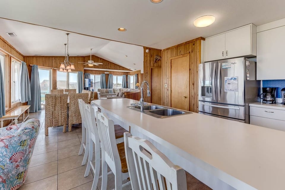 Top-Level Kitchen with Bar (seats 5)