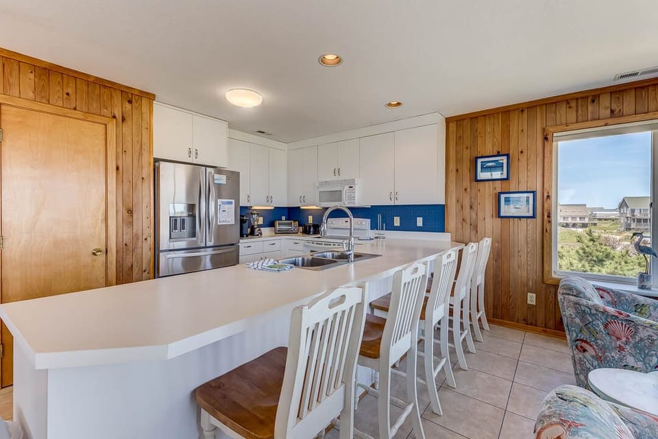 Top-Level Kitchen with Bar (seats 5)