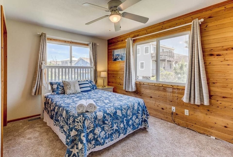 Mid-Level Queen Master Bedroom