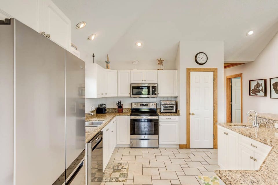 Top-Level Kitchen with Bar (seats 5)