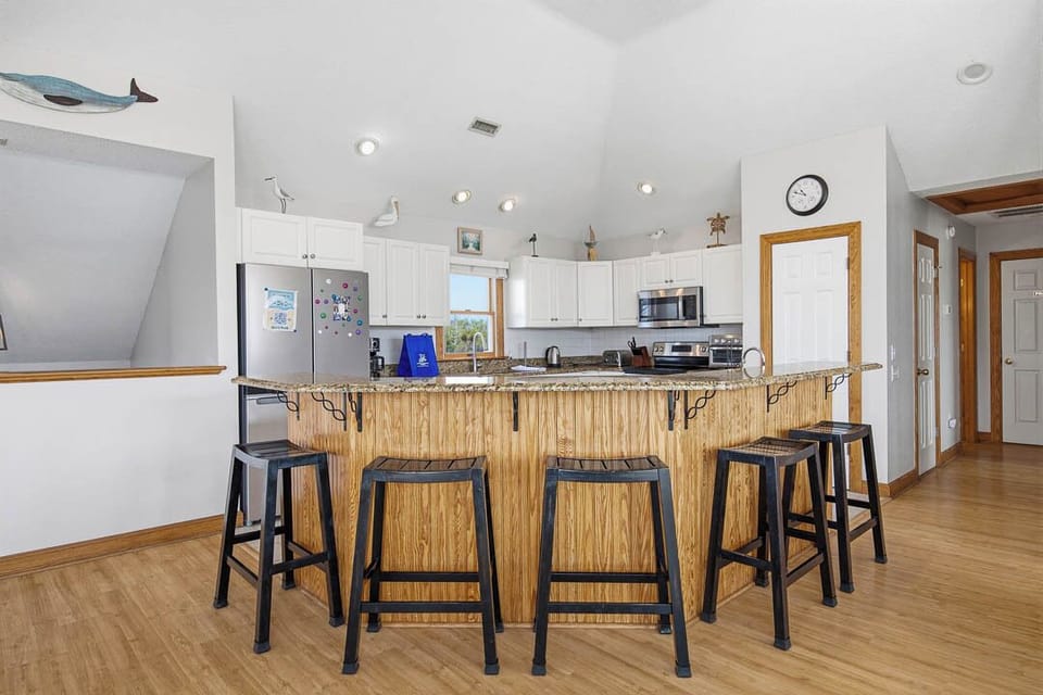 Top-Level Kitchen with Bar (seats 5)