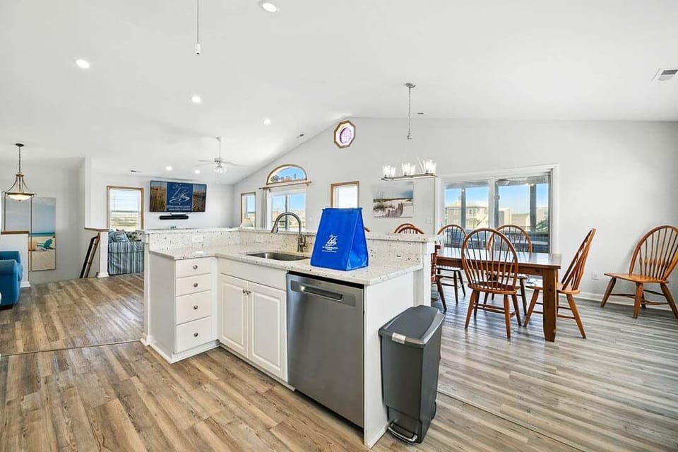 Top-Level Kitchen with Bar (seats 4)