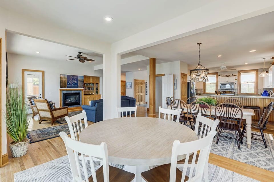 Mid-Level Dining Room with Table (seats 6)
