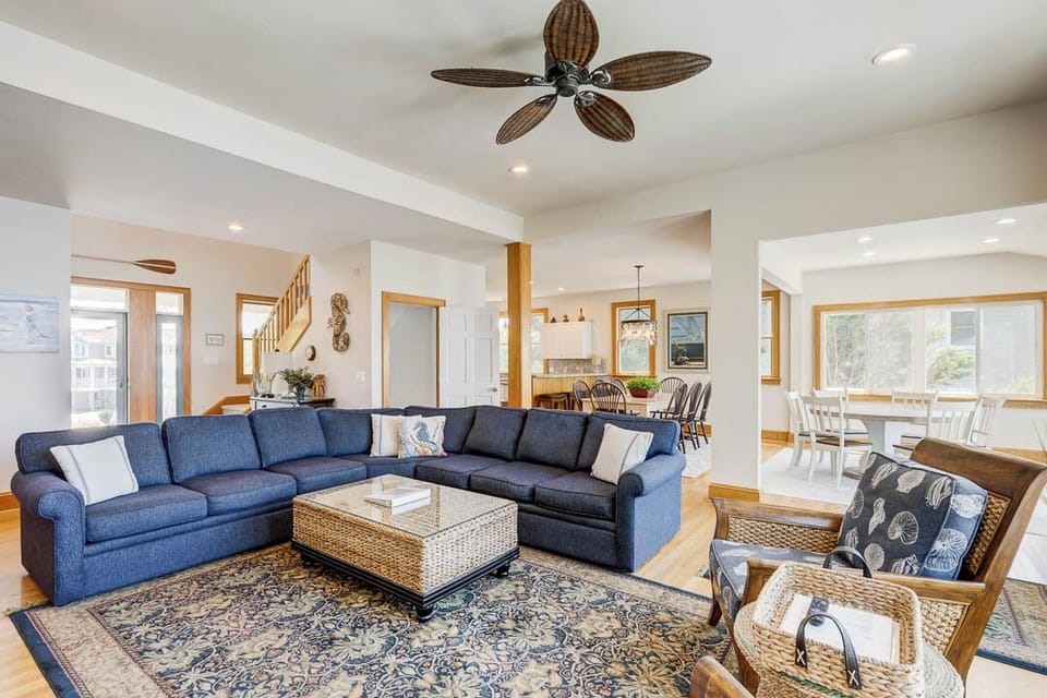 Mid-Level Living Room with Deck Access