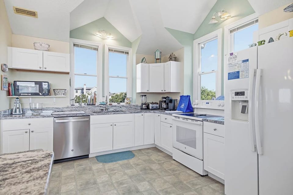 Top-Level Kitchen with Bar (seats 4)