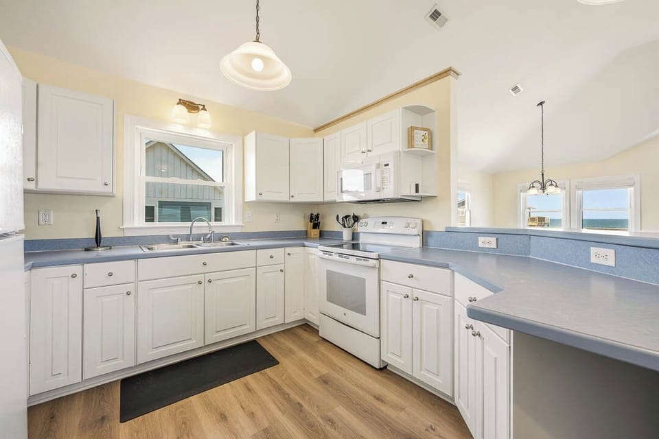 Top-Level Kitchen with Bar (seats 4)