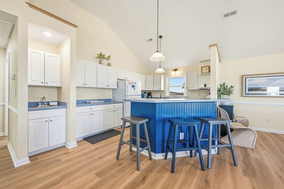 Top-Level Kitchen with Bar (seats 4)