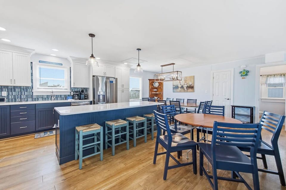 Top-Level Kitchen with Bar (seats 4)