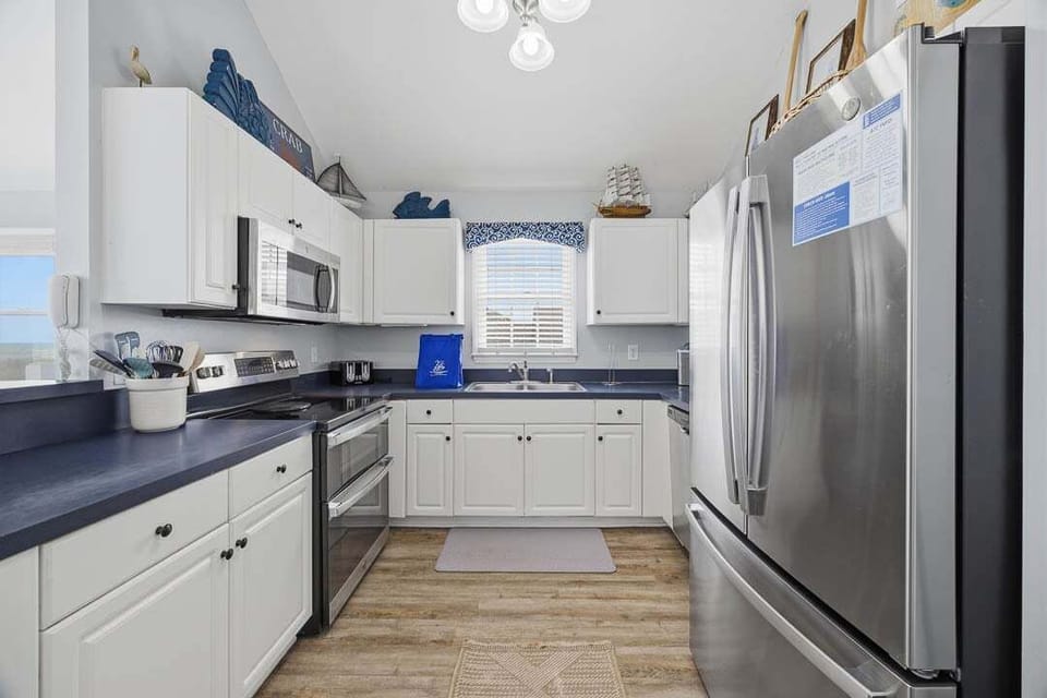 Top-Level Kitchen with Bar (seats 4)