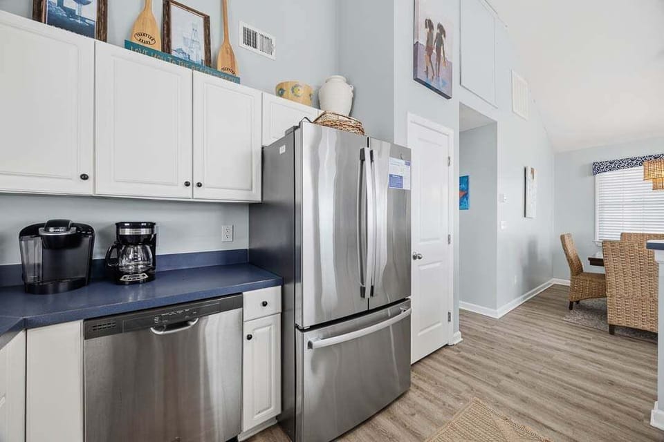 Top-Level Kitchen with Bar (seats 4)