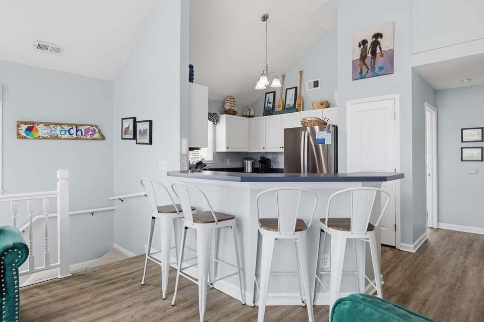 Top-Level Kitchen with Bar (seats 4)