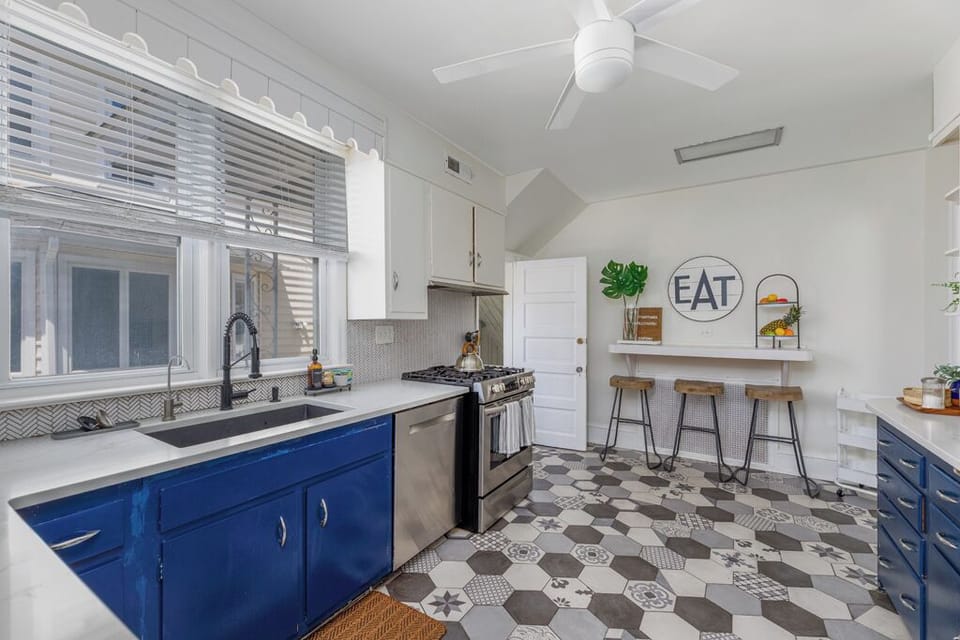 UPDATE IMAGE- new quartz countertops, fully loaded kitchen!  