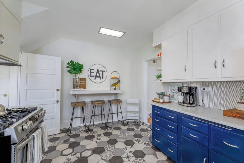 UPDATE IMAGE- new quartz countertops, fully loaded kitchen!  