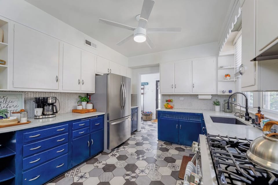 UPDATE IMAGE- new quartz countertops, fully loaded kitchen!  