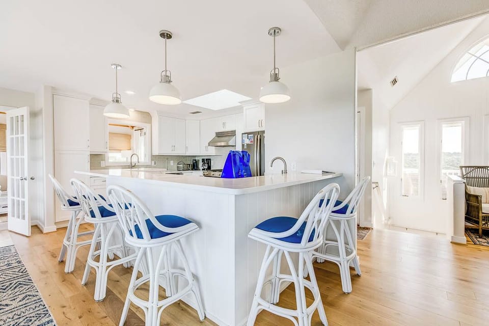 Top-Level Kitchen with Bar (seats 5)