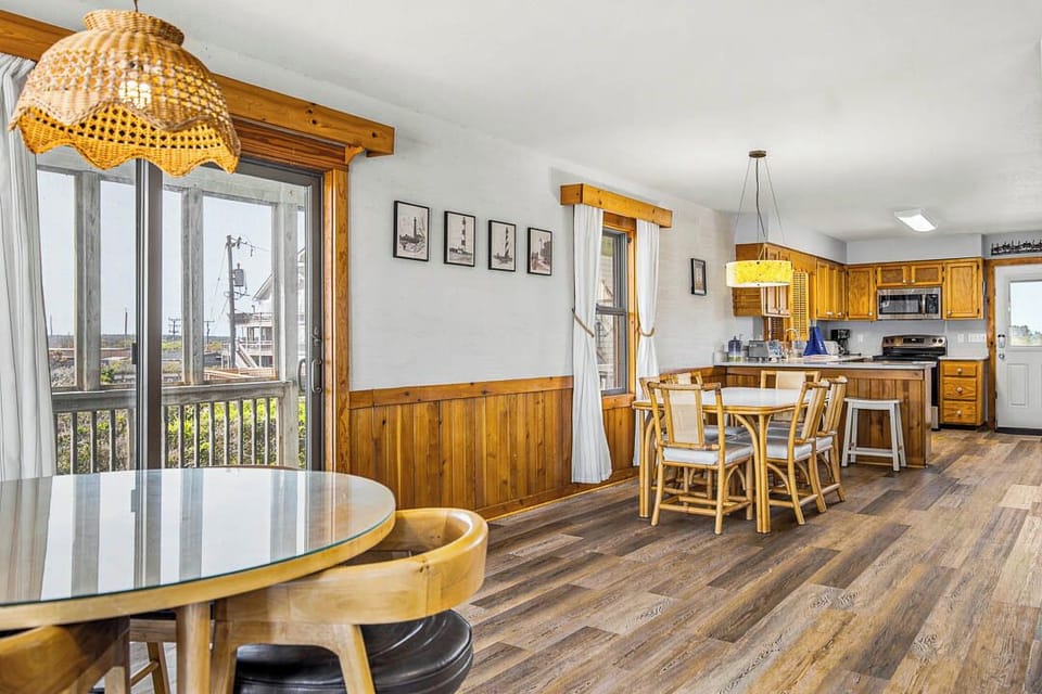 Mid-Level Living Room with Additional Table (seats 4)