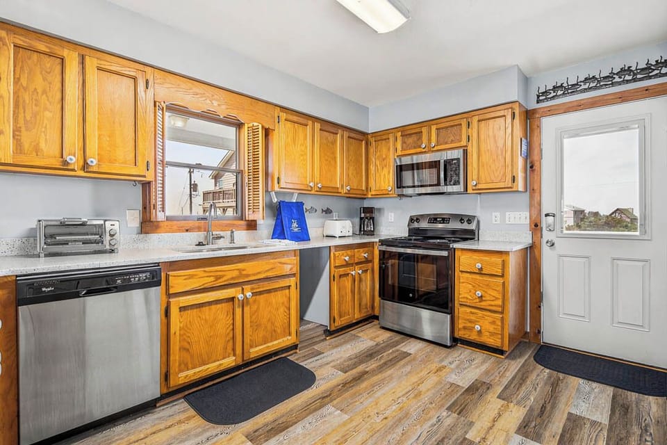 Mid-Level Kitchen with Bar (seats 3)