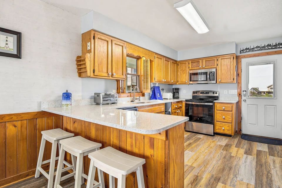 Mid-Level Kitchen with Bar (seats 3)