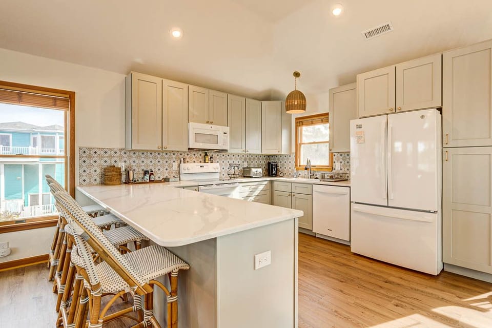 Top-Level Kitchen with Bar (seats 4)