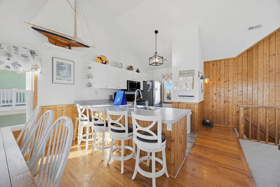 Top-Level Kitchen with Bar (seats 4)