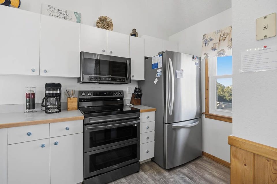 Top-Level Kitchen with Bar (seats 4)