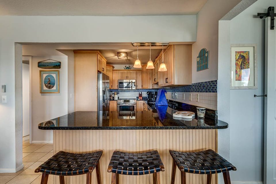 Mid-Level Kitchen with Bar (seats 3)