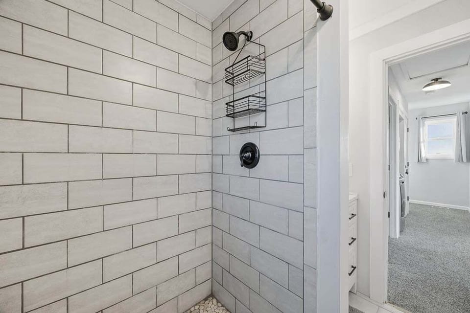Top-Level Hall Full Bathroom