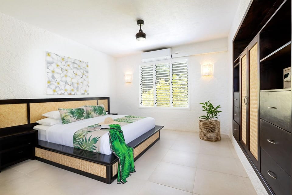Deluxe Suite | In-room safe, desk, blackout drapes, iron/ironing board