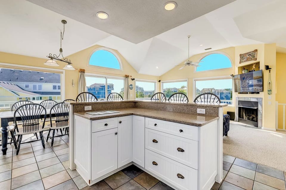 Top-Level Kitchen with Bar (seats 5)