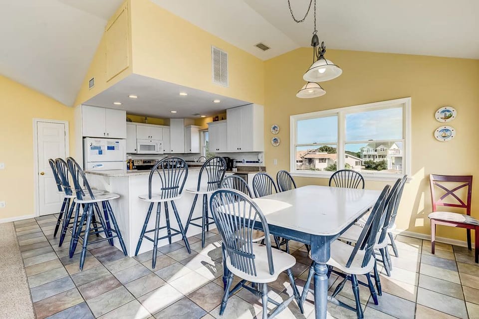 Top-Level Dining Room with Table (seats 8)