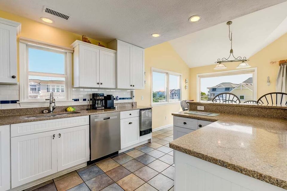 Top-Level Kitchen with Bar (seats 5)