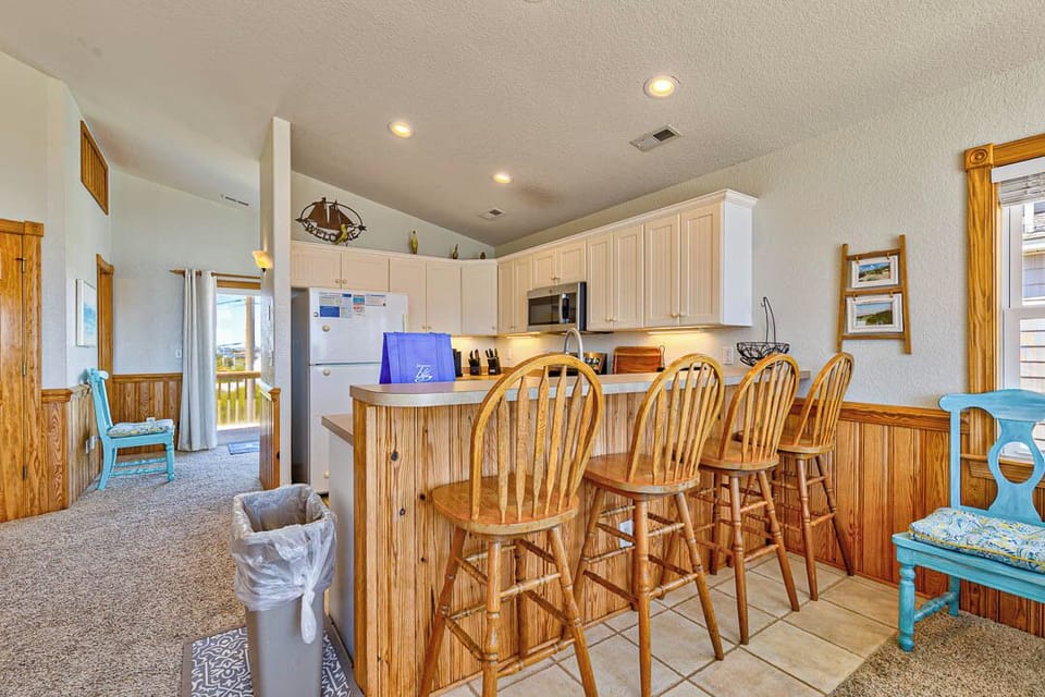 Top-Level Kitchen with Bar (seats 4)