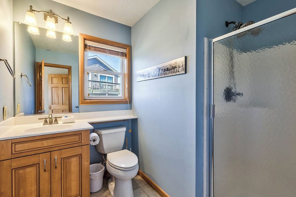 Mid-Level Queen Master Bathroom