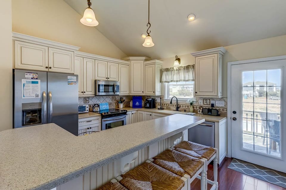 Mid-Level Kitchen with Island (seats 4)