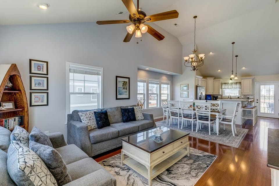 Mid-Level Living Room with Deck Access
