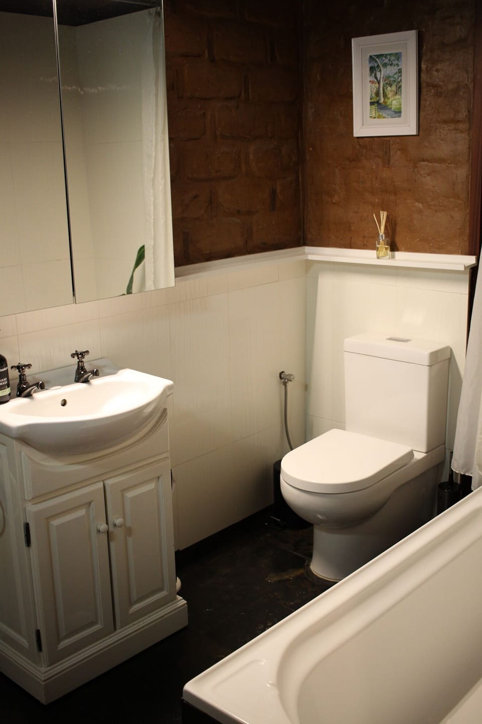 Shared ensuite bathroom to bedroom 2 & 3