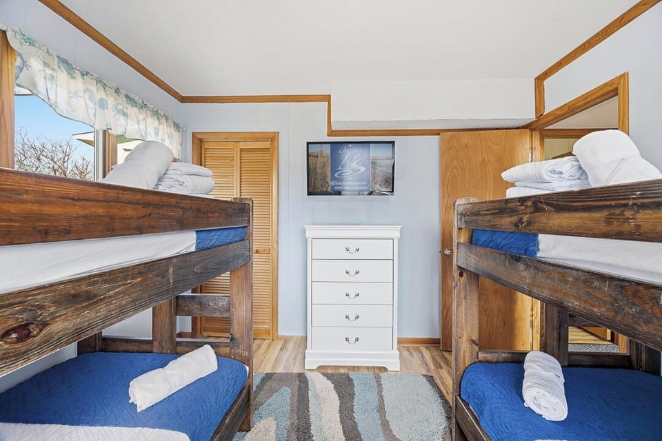 Mid-Level Bedroom with 2 Bunk Beds