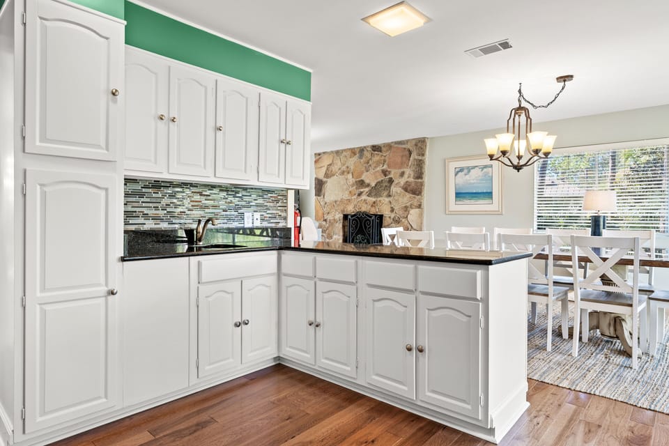 Fully equipped kitchen with microwave, refrigerator, stove, oven, dishwasher and 2 sinks