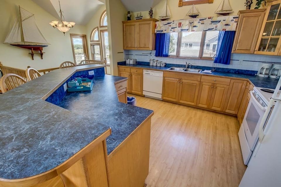 Top-Level Kitchen with Bar (seats 5)