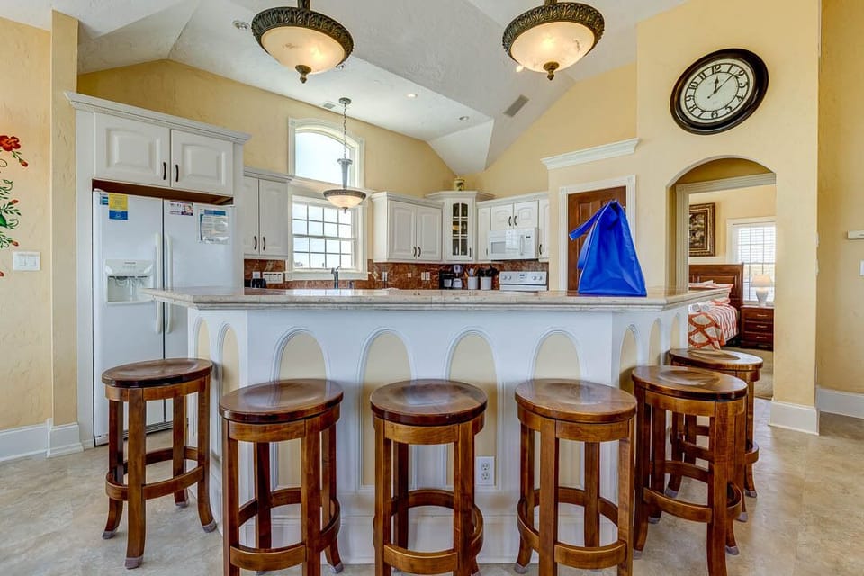 Top-Level Kitchen with Bar (seats 6)