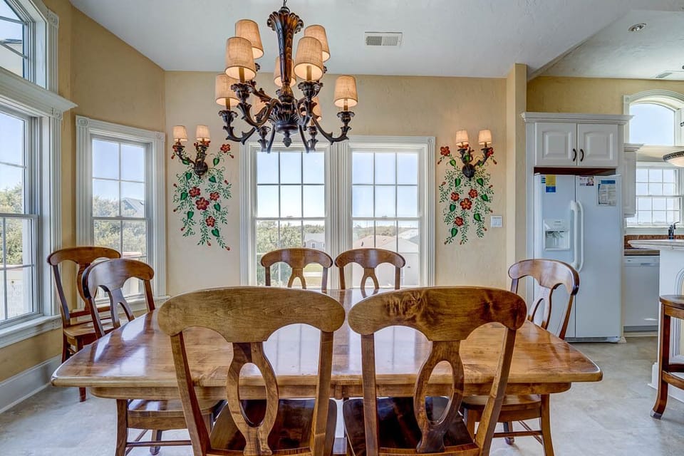 Top-Level Dining Room with Table (seats 6-8)