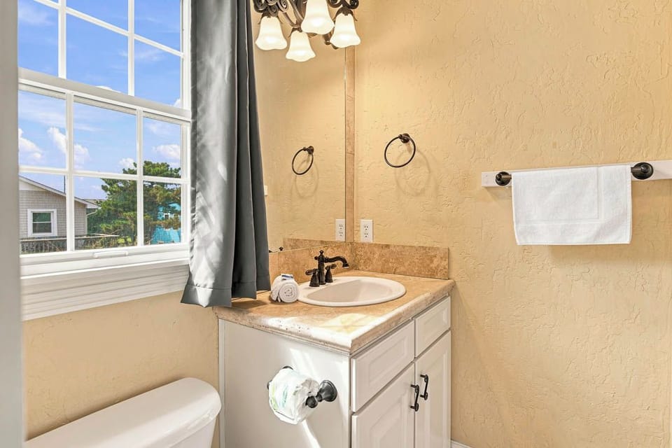Mid-Level King Master Bathroom