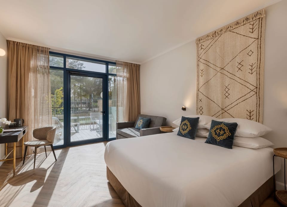 Garden Balcony | In-room safe, blackout drapes, free WiFi, bed sheets