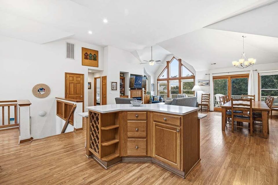 Top-Level Kitchen with Bar (seats 4)