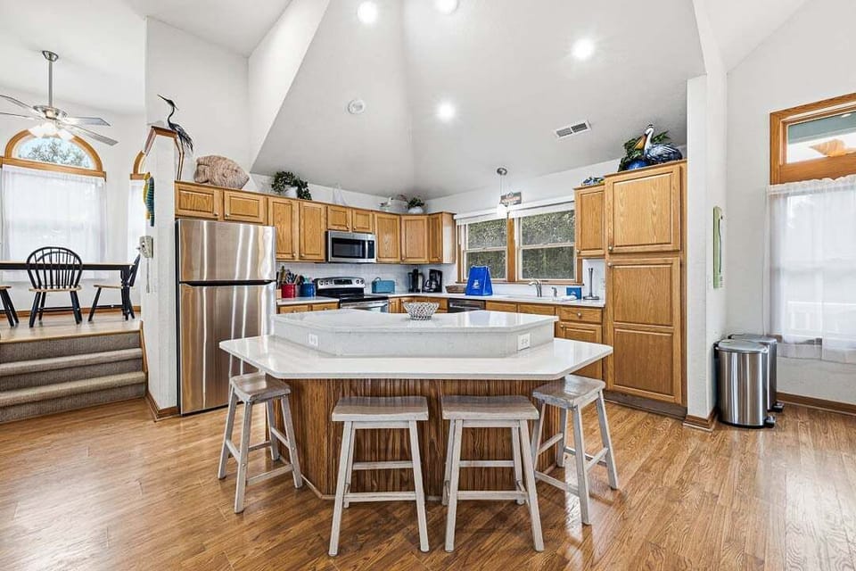 Top-Level Kitchen with Bar (seats 4)
