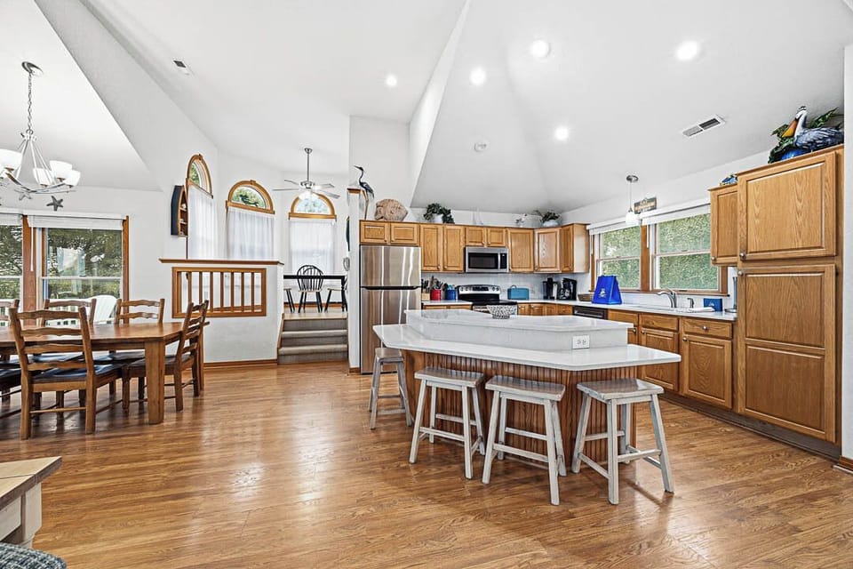 Top-Level Kitchen with Bar (seats 4)