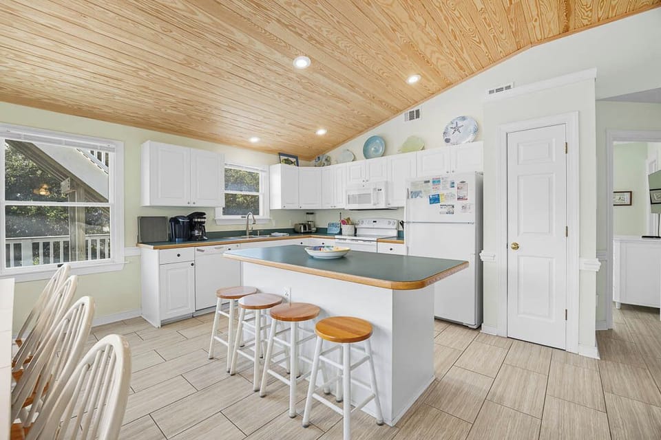 Top-Level Kitchen with Bar (seats 4)Top-Level Kitchen with Bar (seats 4)