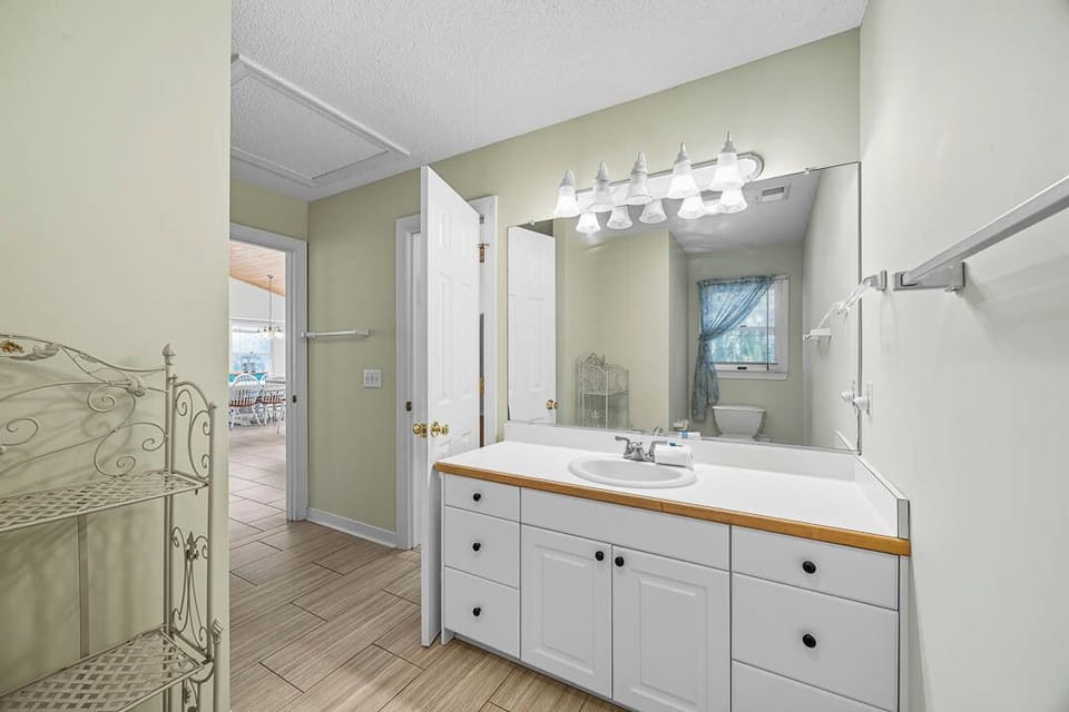 Top-Level Hall Full Bathroom, shares access to Queen Bedroom