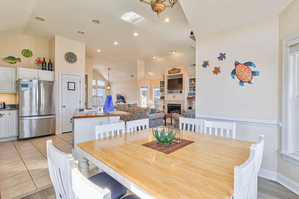 Top-Level Dining Room with Table (seats 8)