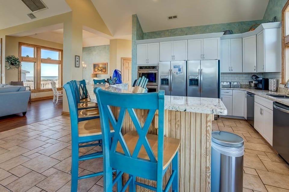 Top-Level Kitchen with Bar (seats 6)